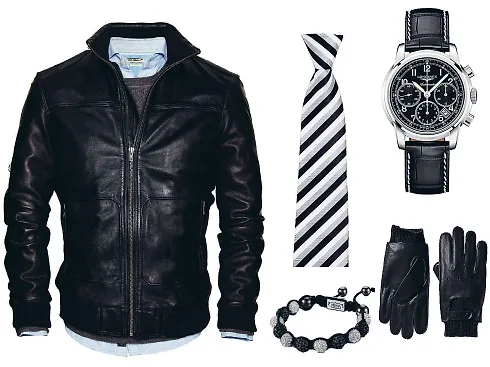 Áo khoác da H.E By Mango, cà-vạt Pedro, vòng tay Topman, đồng hồ Longiness, Găng tay da Banana Republic.