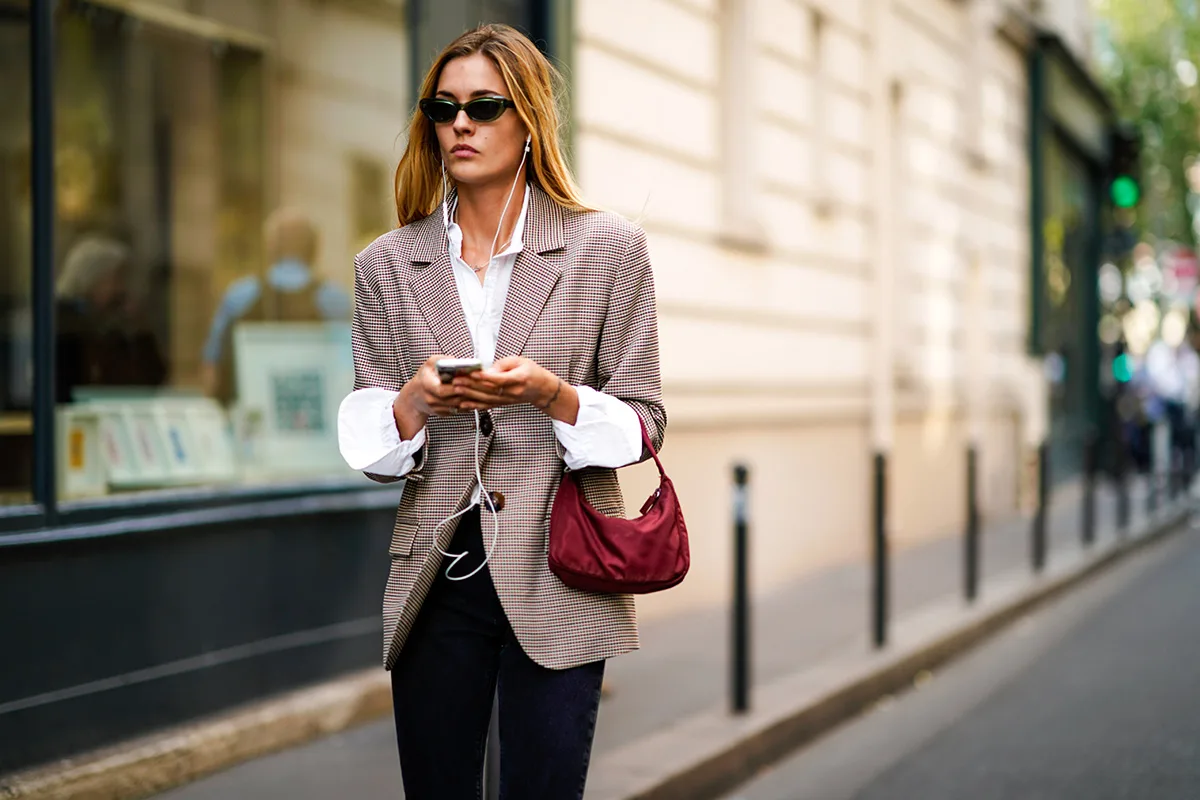 phong cách thời trang menswear áo blzaer kẻ ô và sơ mi trắng