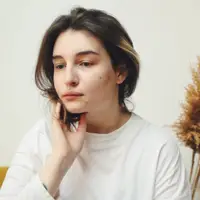 cô gái vuốt đuôi tóc