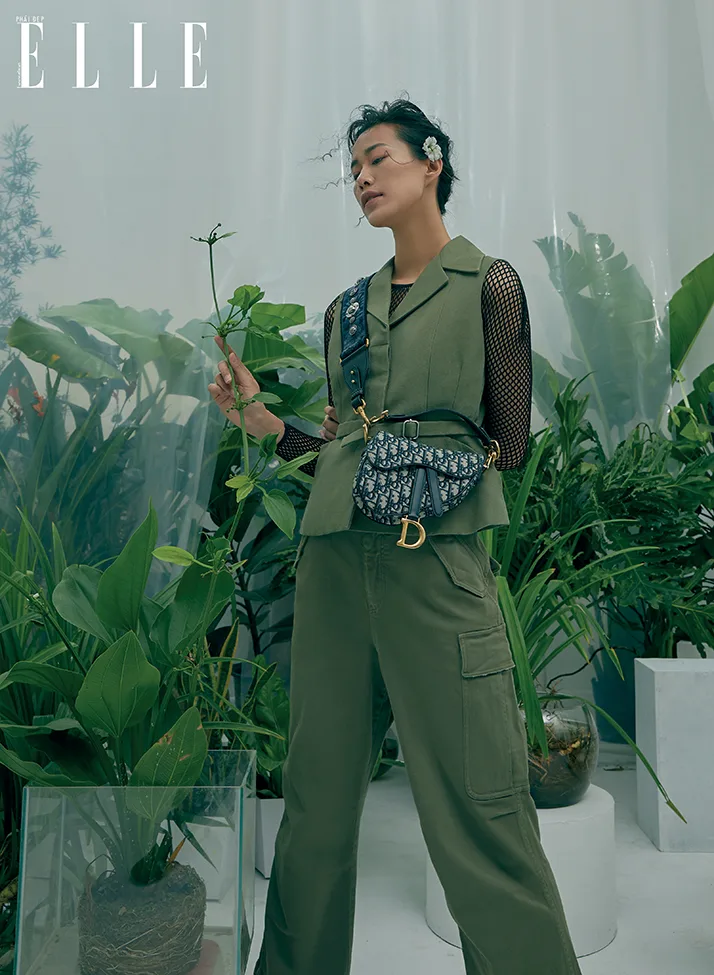 bộ ảnh 4 trang phục màu xanh ô liu và túi saddle của Dior