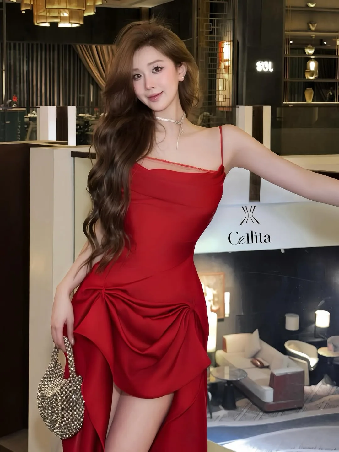 Chiếc dây chuyền tỏa sáng trên nền cổ áo hai dây, mang lại vẻ ngoài thượng lưu và ấm áp cho tông đỏ.