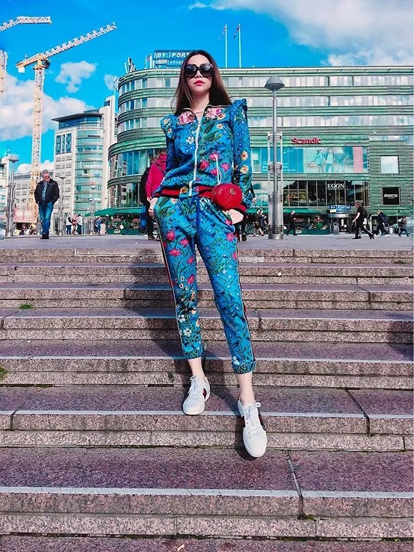 Hồ Ngọc Hà diện thiết kế giày sneakers ACE kinh điển của Gucci