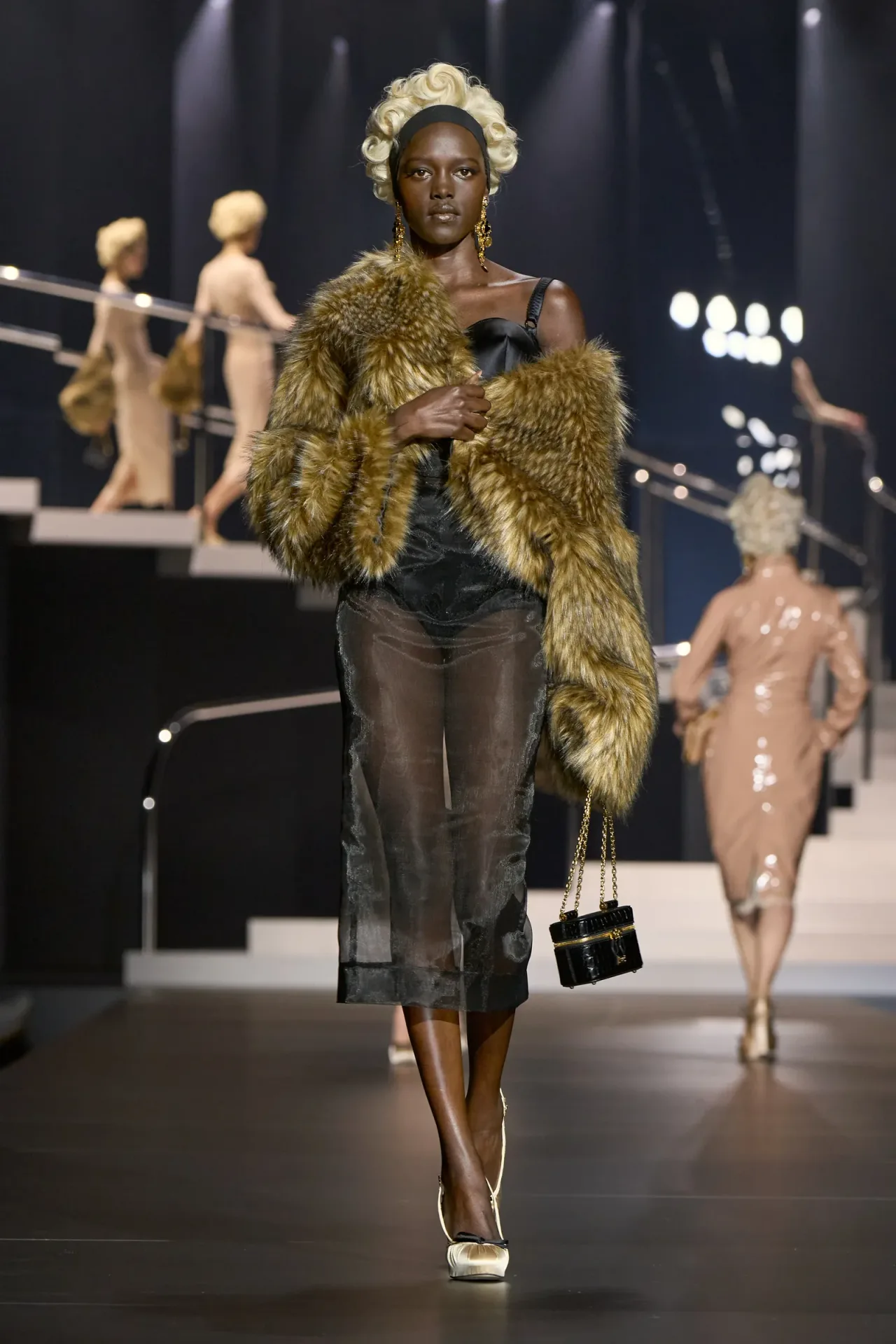 áo lông vũ phối đầm dolce & gabbana