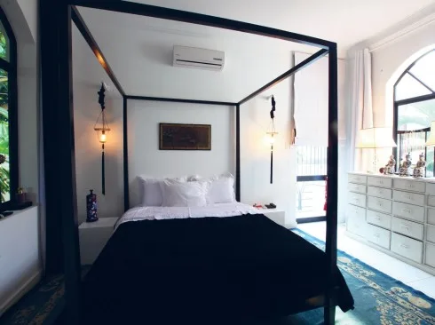 Ngôi nhà sử dụng hai màu trắng đen làm chủ đạo nhưng lại không cứng nhắc đi theo tinh thần tối giản. Elisa nghịch ngợm một chút với các họa tiết