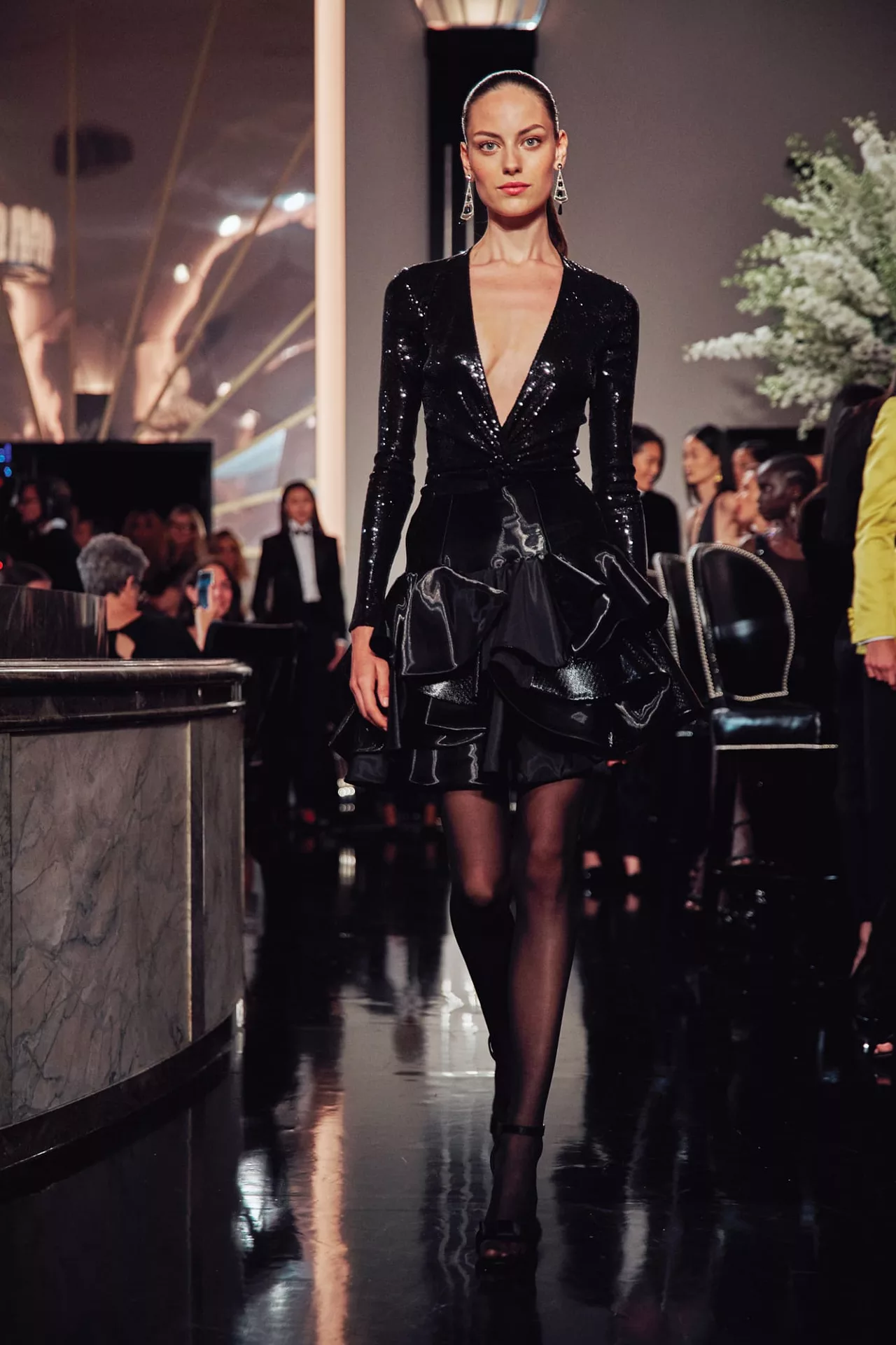 đầm cocktail hở màu đen ralph lauren thu đông 2019