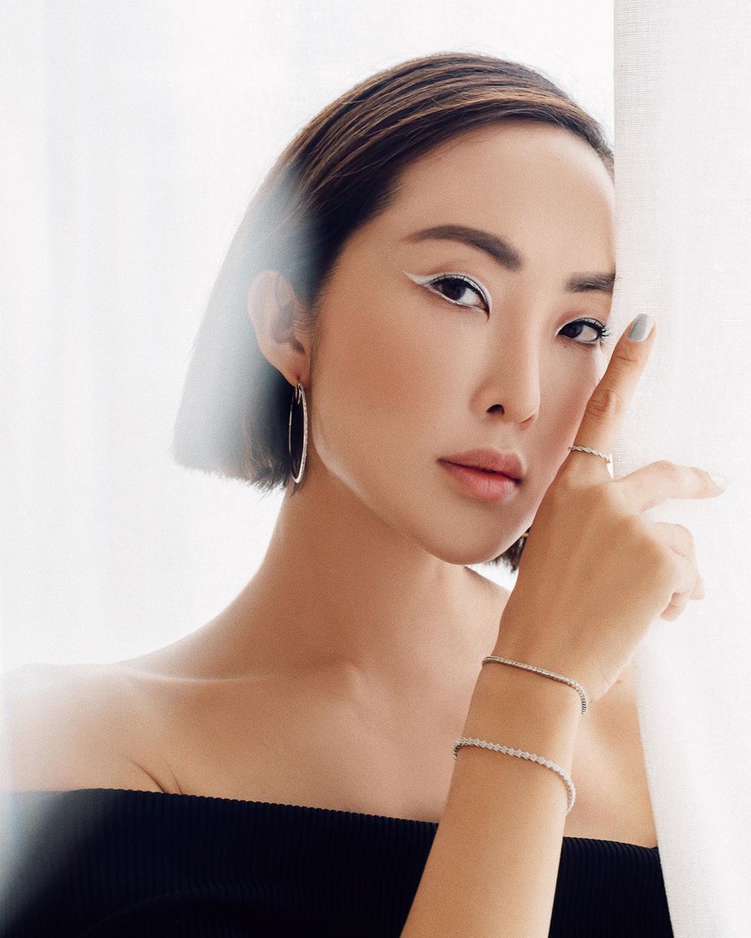 Thời trang cung cự giải - Chriselle Lim đeo trang sức bạc