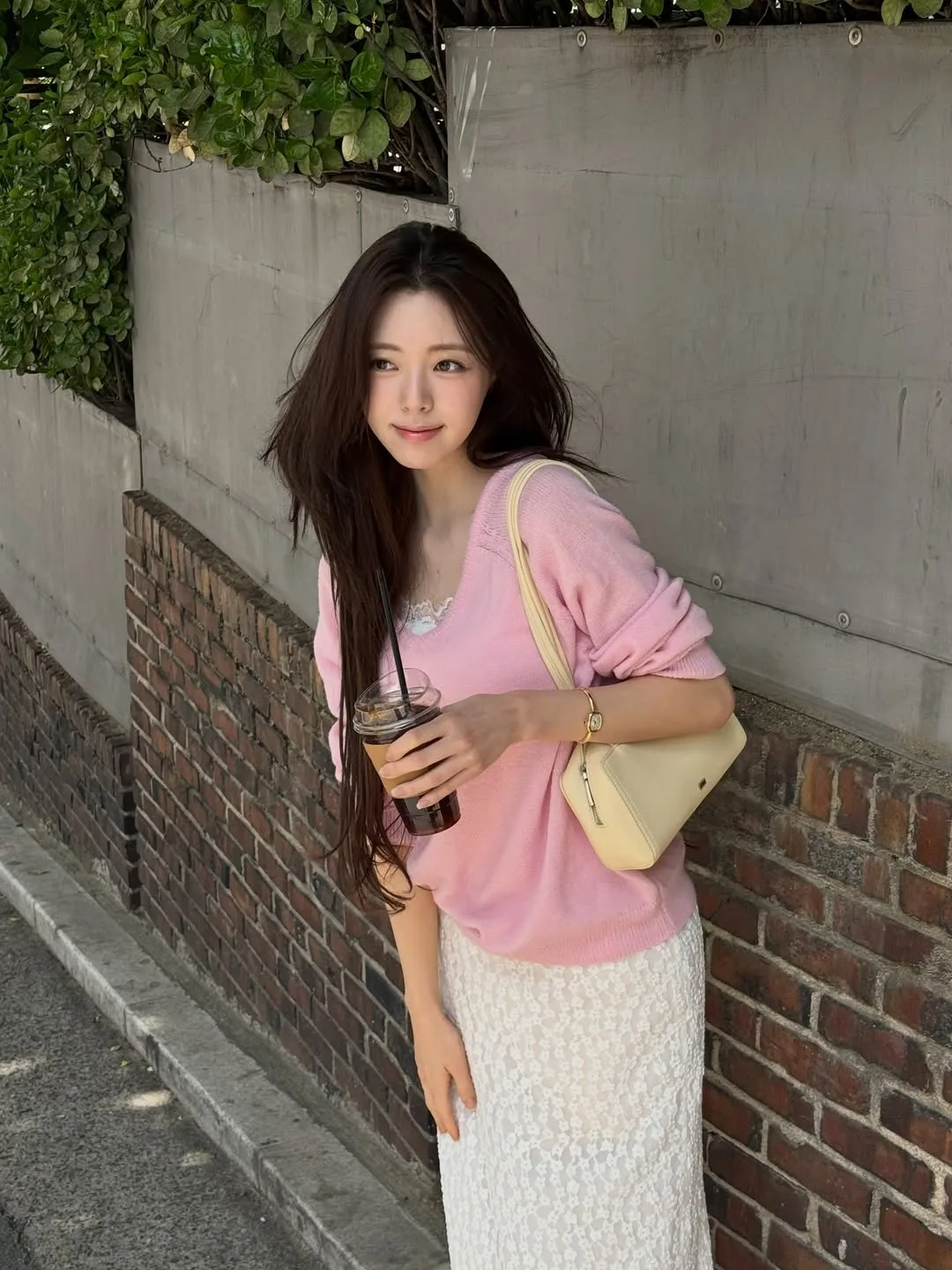 Áo dệt kim mỏng nhẹ, bí quyết phối đồ du lịch ngọt ngào của sao Hàn.