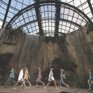 Paris Fashion Week Xuân-Hè 2018: Khi ông lớn Chanel đặt cái tôi đúng chỗ