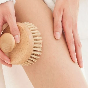 chăm sóc da tại nhà bằgn bàn chải thô