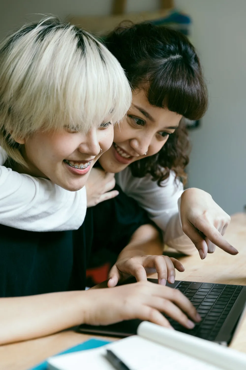hai cô gái đang tìm hiểu về chế độ ăn hai cô gái đang tìm hiểu về chế độ ăn
