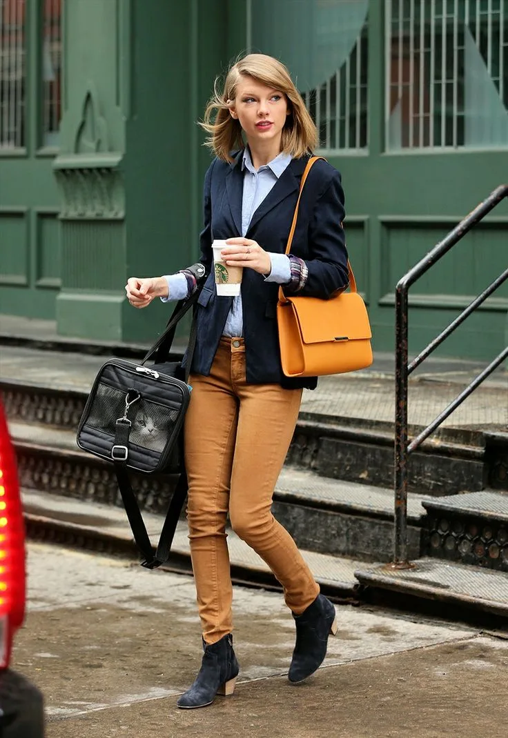 Style cổ điển nhất là sơ mi + quần kaki + chiếc blazer + boot thấp cổ cùng chiếc túi đơn giản là công thức tối giản của phong cách công sở.