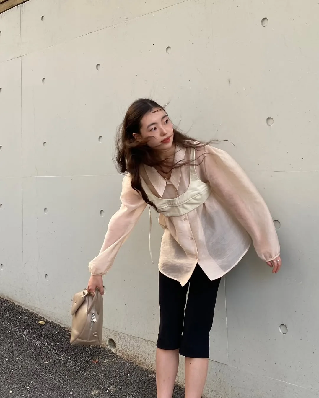 chaaemonie diện áo blouse quần lửng
