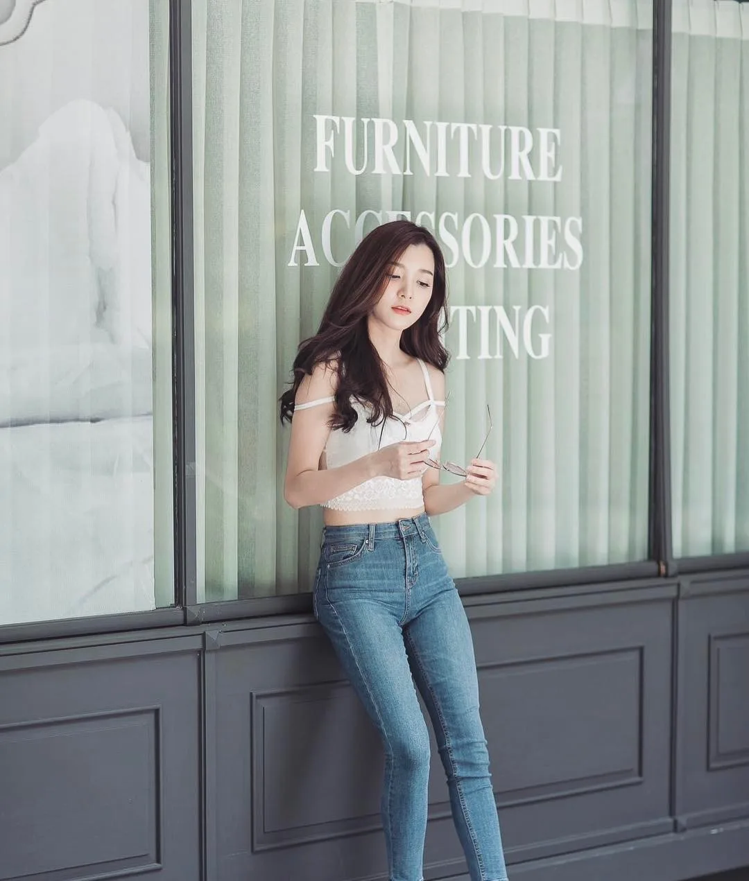 Phong các thời trang của cô nàng thường là những bộ cánh năng động nhưng không kém phần nữ tính.