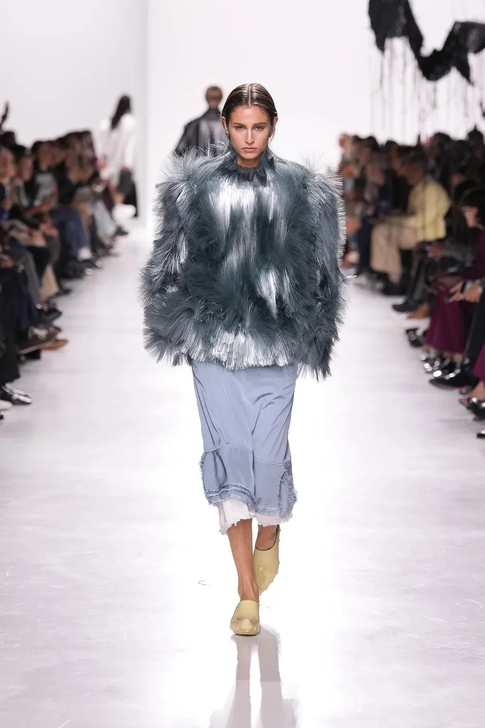 áo lông vũ Bottega Veneta Xuân-Hè 2026