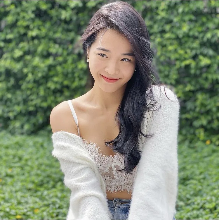 Áo cardigan trắng khoác ngoài áo bralette