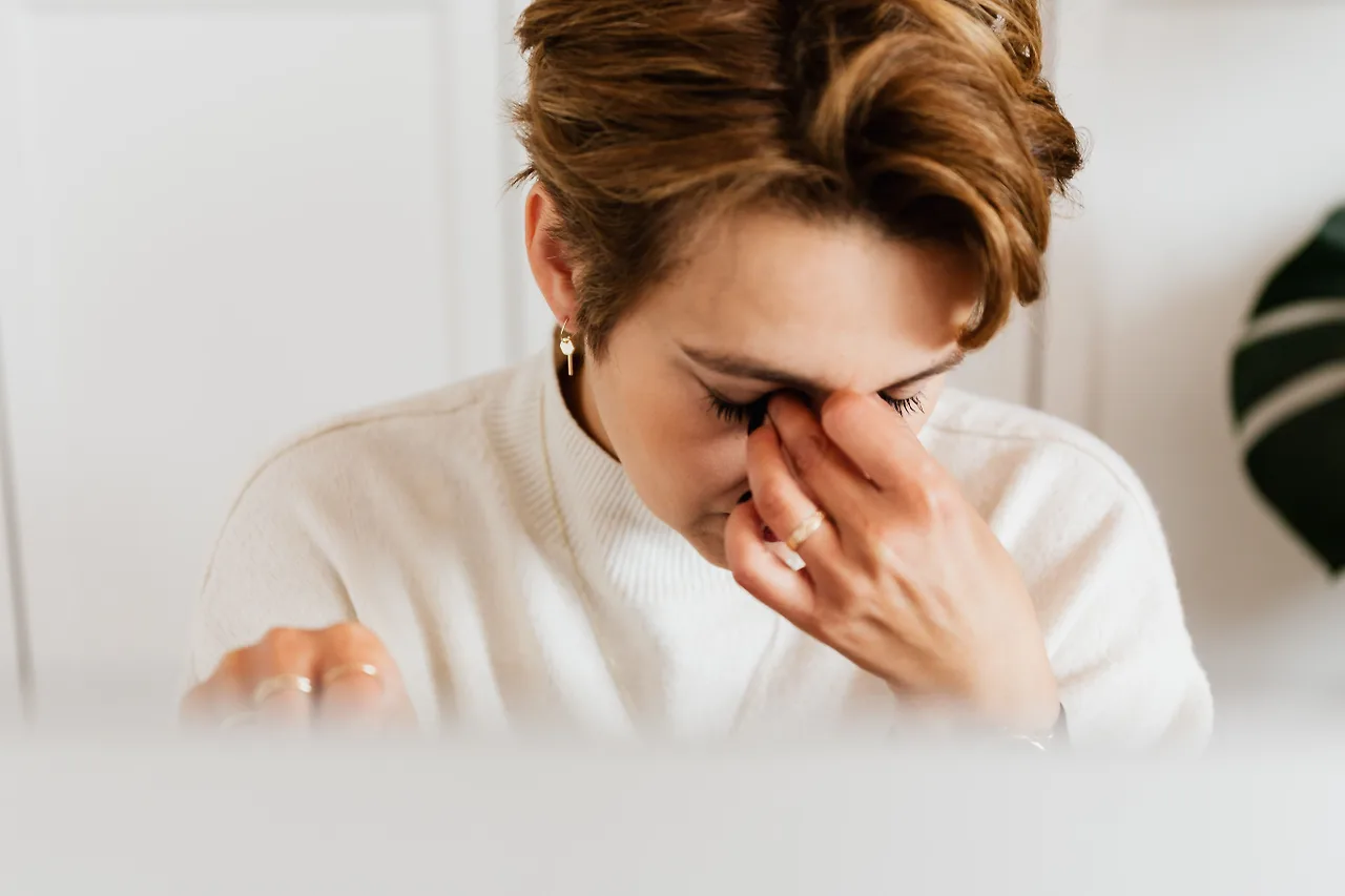 dụi mắt gây nên quầng thâm mắt