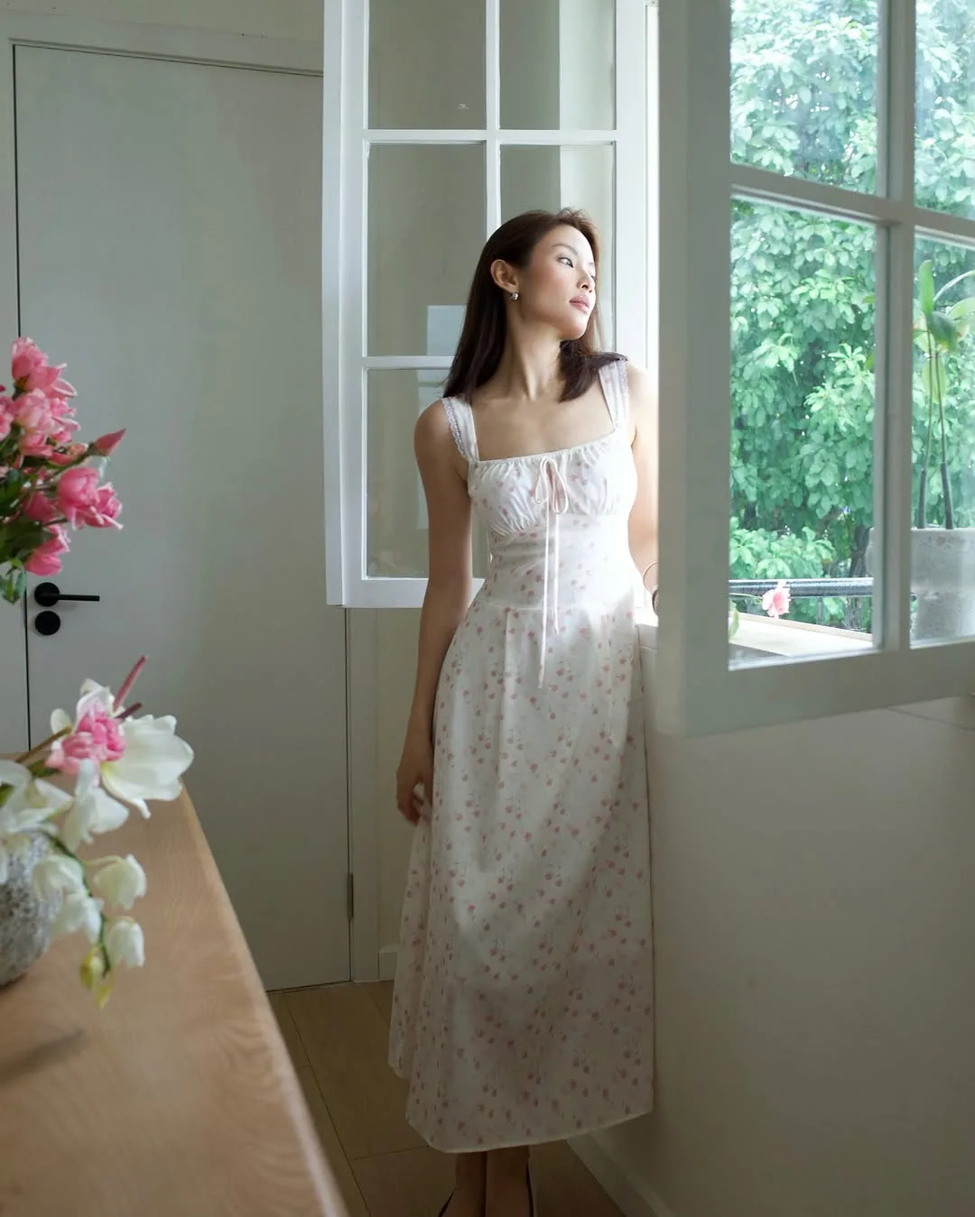 Diện đầm midi hai dây hoa nhí cho ngày thu