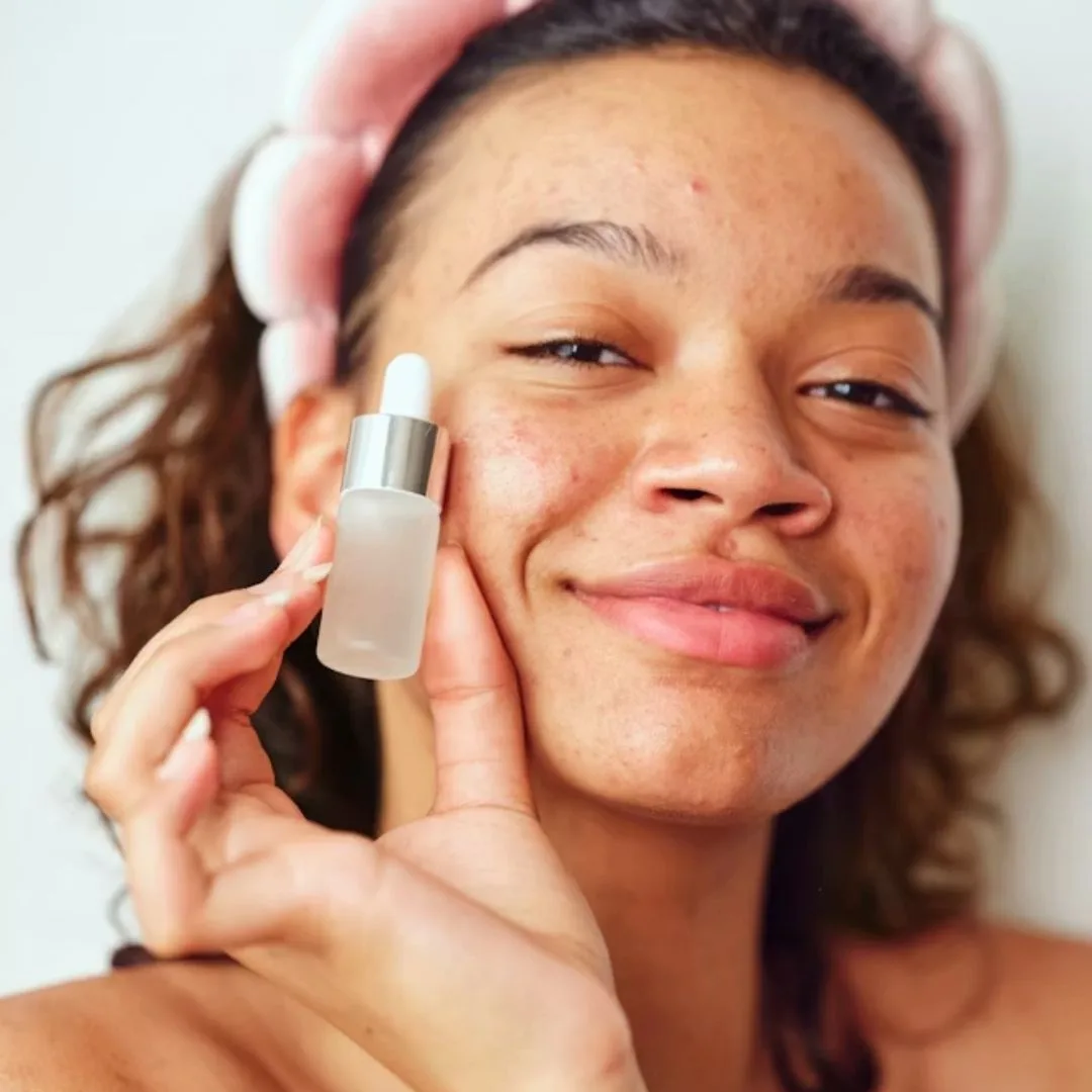 tẩy tế bào chết đúng cách có thể giúp cải thiện mụn trán