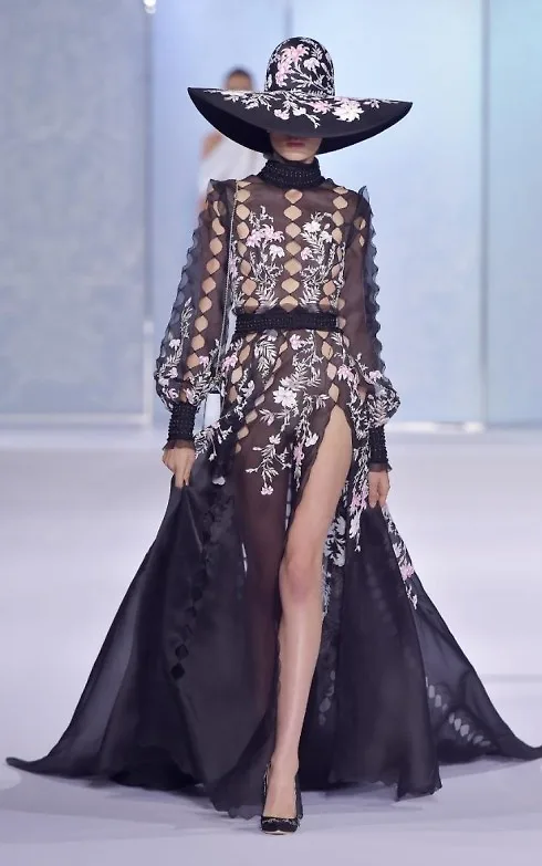 Những chiếc mũ rộng vành trong BST của Ralph & Russo