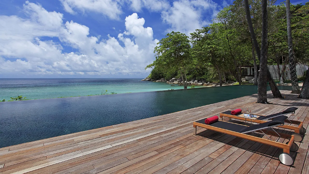 Mỗi phòng có hồ bơi riêng để du khách có không gian riêng tư, thoải mái. Ngoài ra, resort cũng cung cấp các dịch vụ khác như spa, quầy bar, phòng gym, phòng xông hơi,...