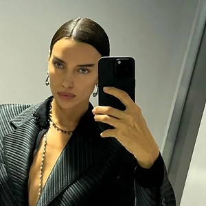 Irina Shayk đang chụp hình trước gương