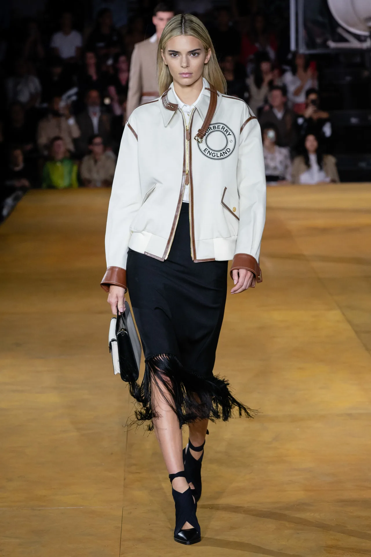 chân váy tua rua burberry xuân hè 2020