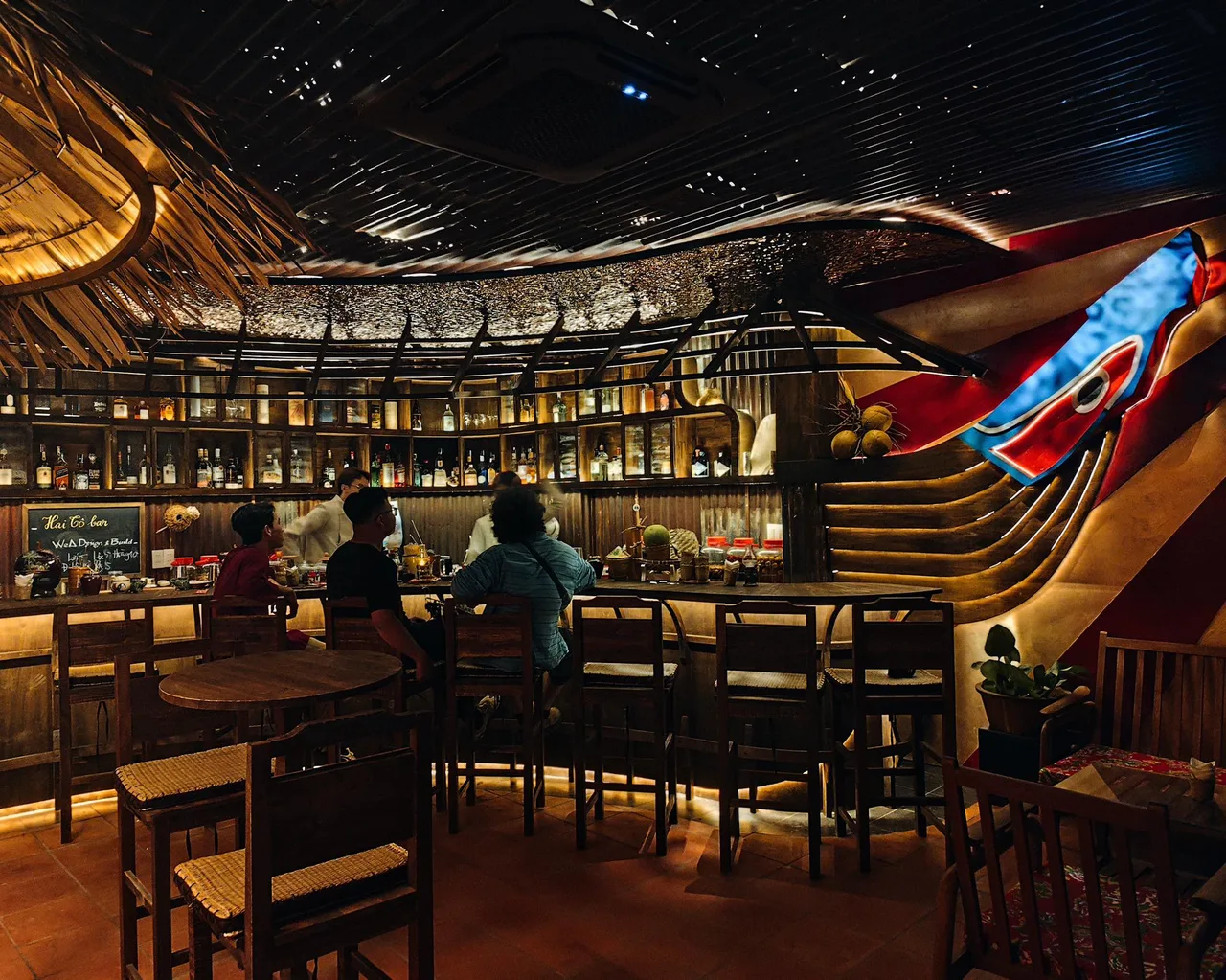 Hai Tô Bar là một quán bar độc đáo tại TP.HCM, mang phong cách "Miền Tây giữa lòng thành phố"