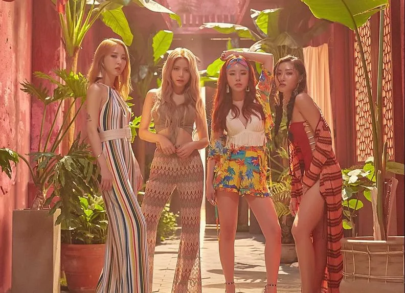 phong cách thời trang trong MV KPOP 2018 23