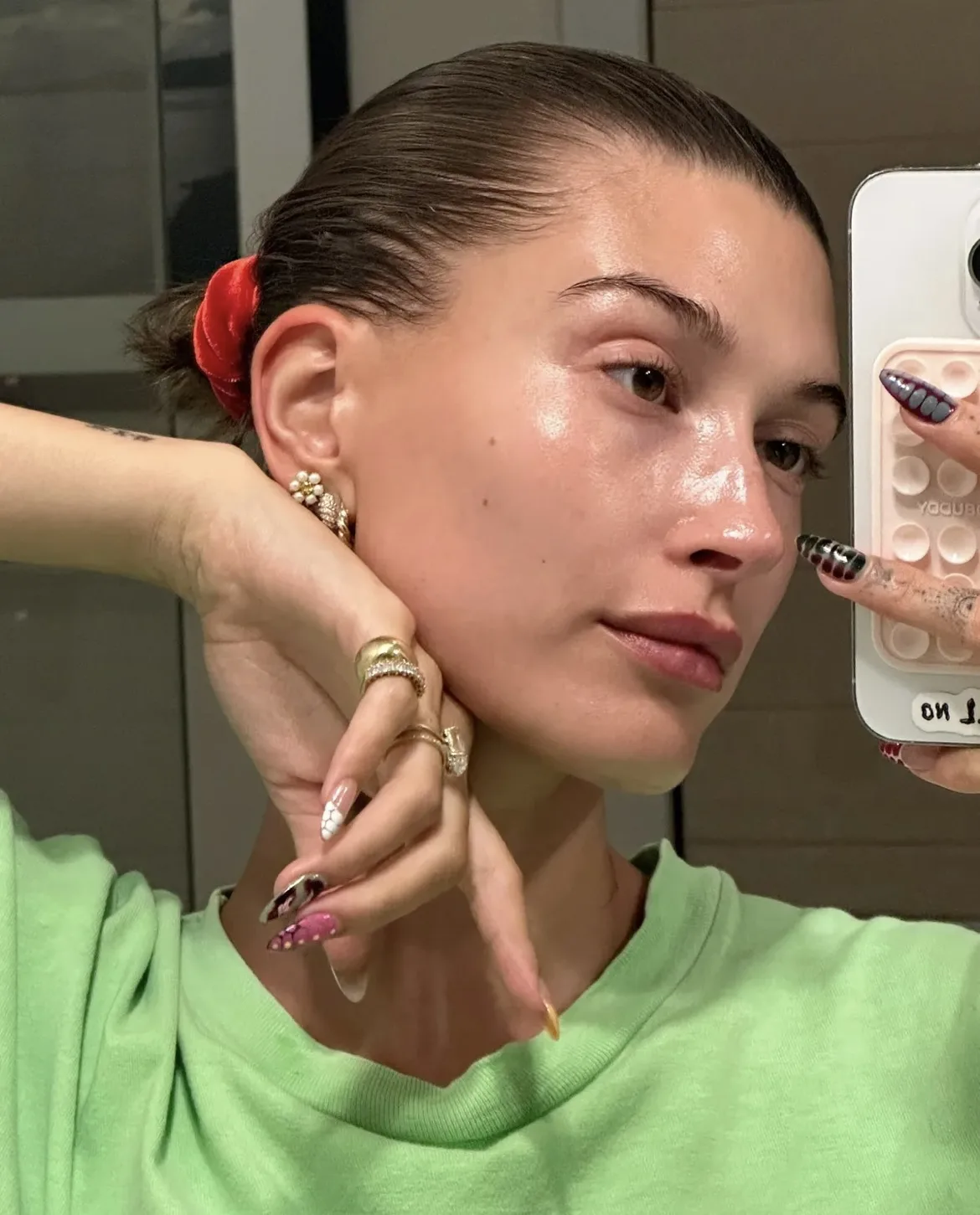 HaileY Bieber khoe da căng bóng nhờ skincare routine.