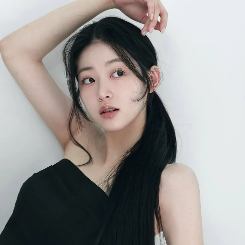 cô gái với làn da trắng mịn nhờ tinh chất dưỡng da
