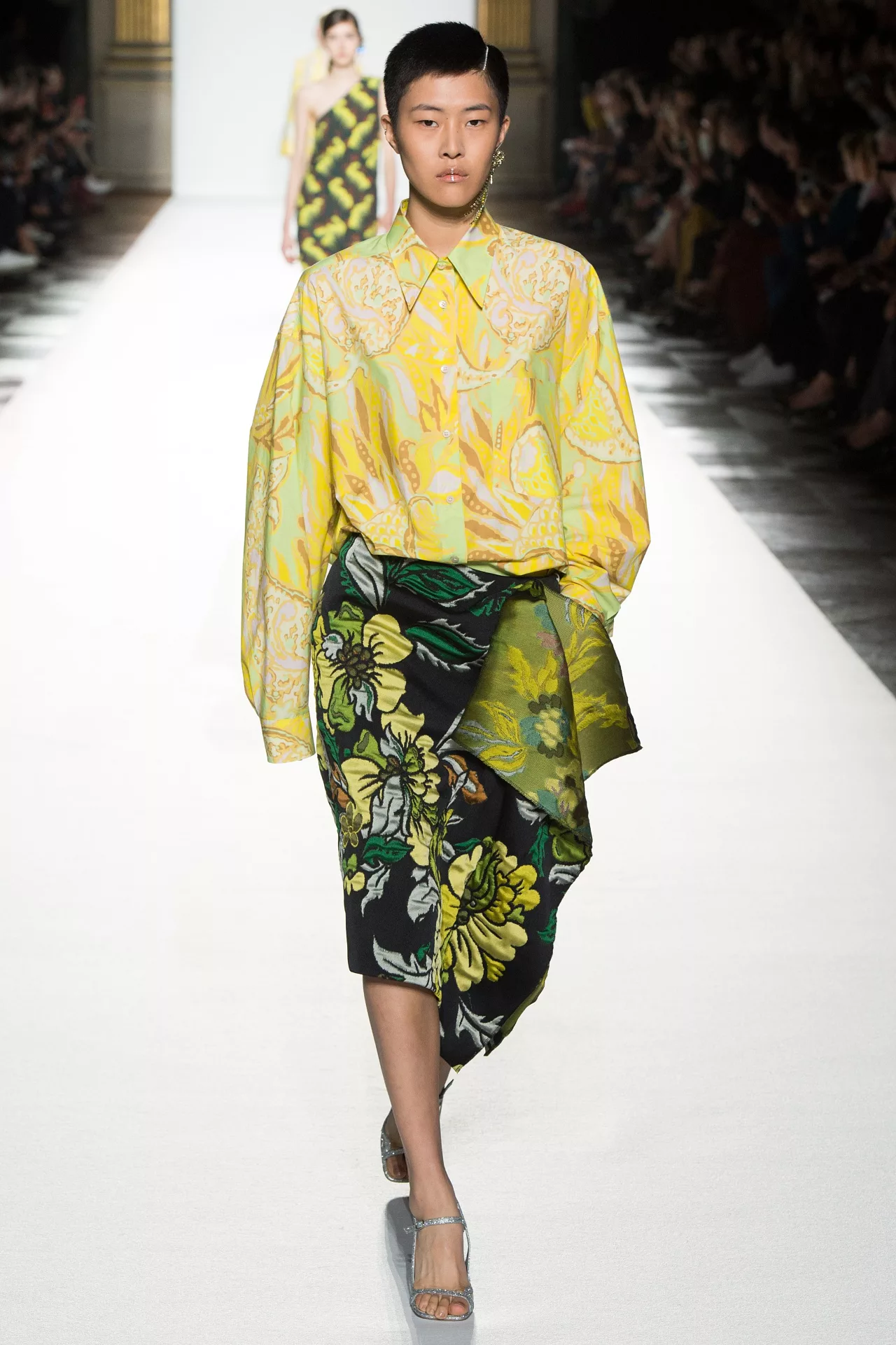 Paris Fashion Week: Muôn màu tích cực trong bst Xuân 2018 của Dries Van Noten