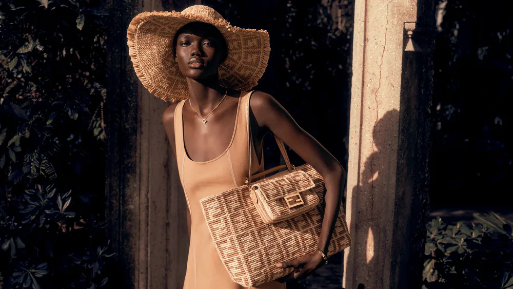túi xách logo BST Fendi Summer 2025