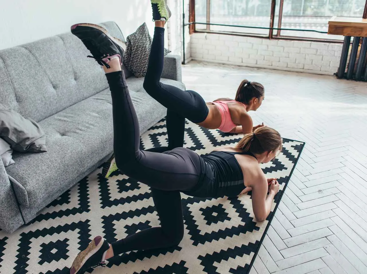 Động tác donkey kick pilates. Động tác donkey kick pilates.