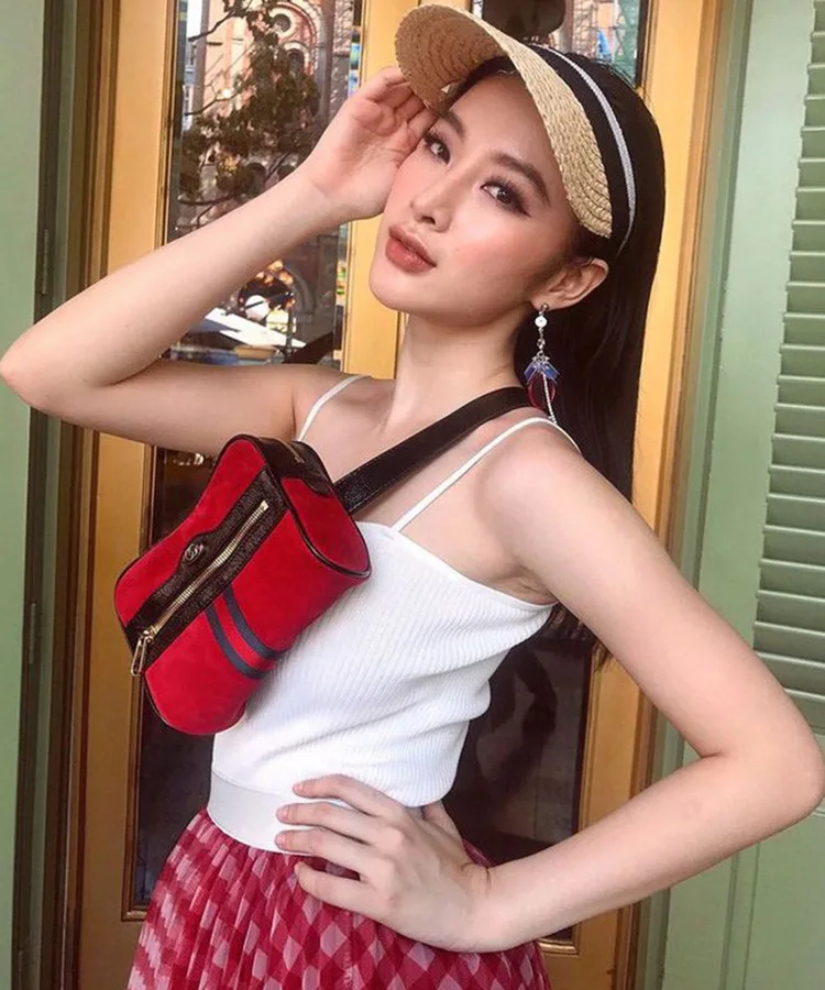 Angela Phương Trinh phối mũ lười trai cùng trang phục năng động
