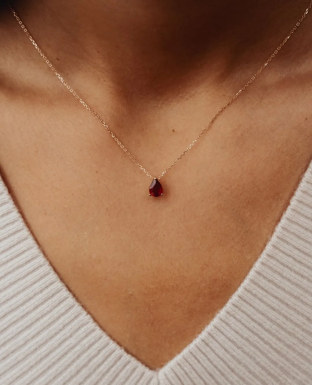 Mặt dây chuyền đá Ruby cắt dáng giọt nước tinh xảo phối cùng dây vàng mảnh 18K.