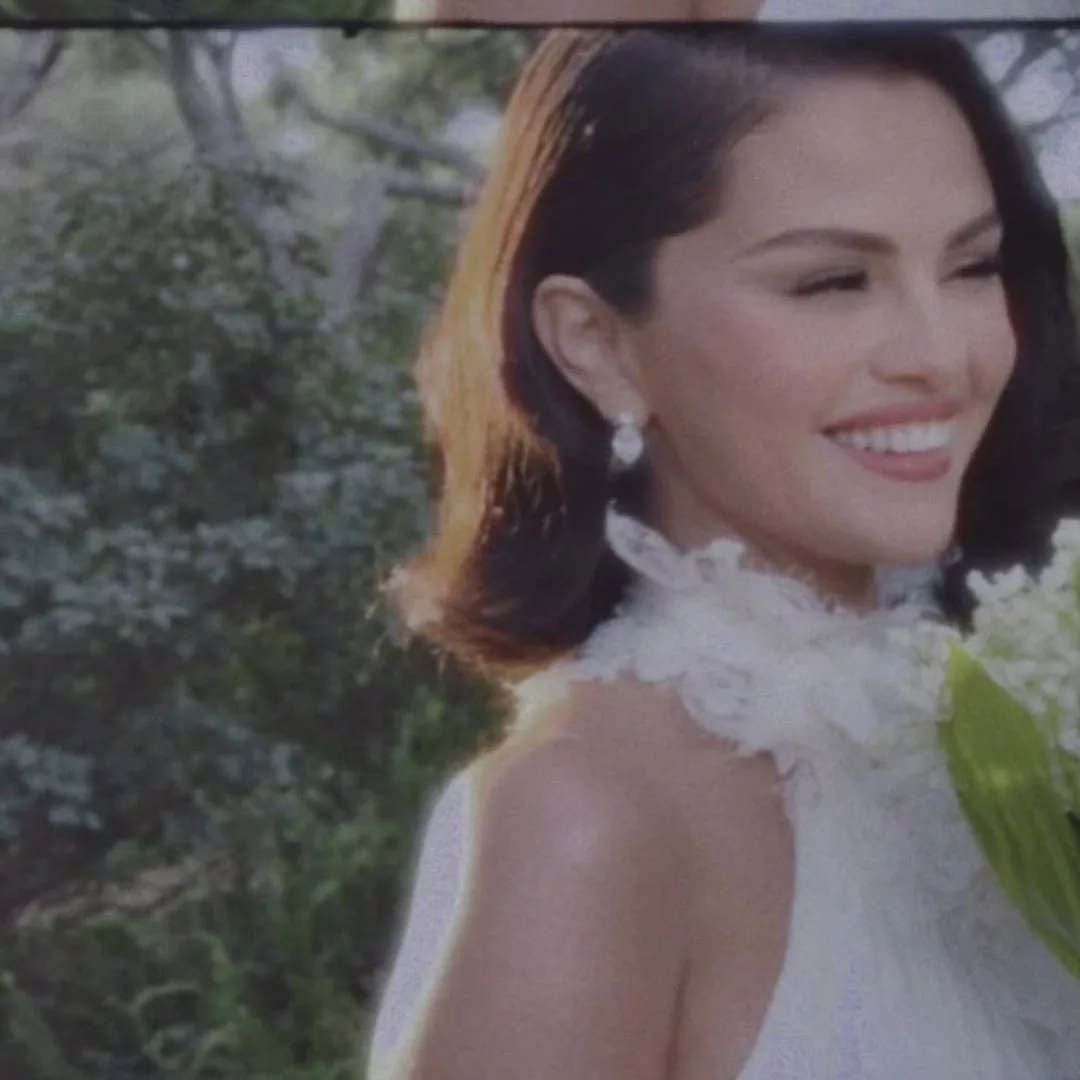 Hình ảnh Selena Gomez tươi cười trong ảnh chụp tại đám cưới với Benny Blanco.