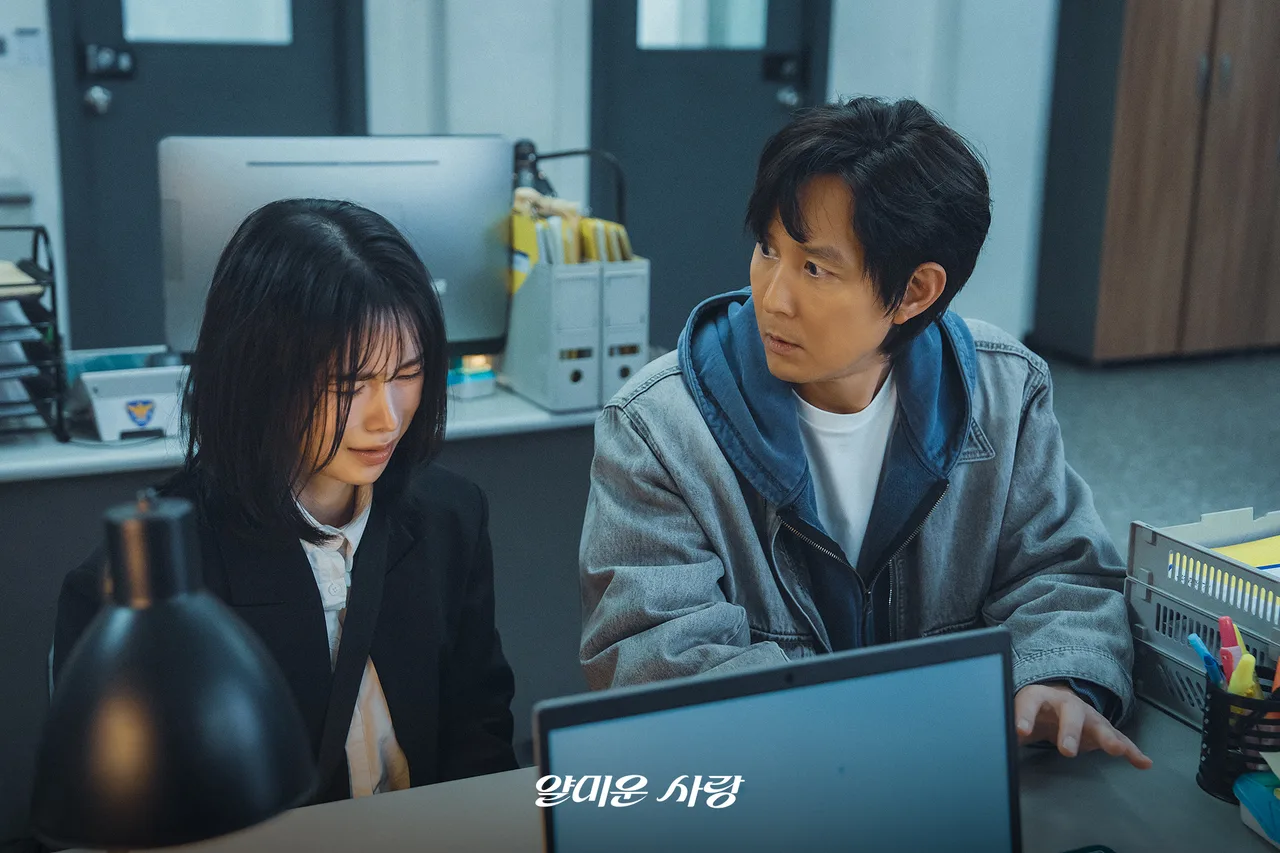 Lee Jung Jae vai Im Hyun Jun liên tục đụng độ với phóng viên Wi Jeong Shin (Lim Ji Yeon) thủ vai trong phim nice to not meet you (Ảnh: tvN)