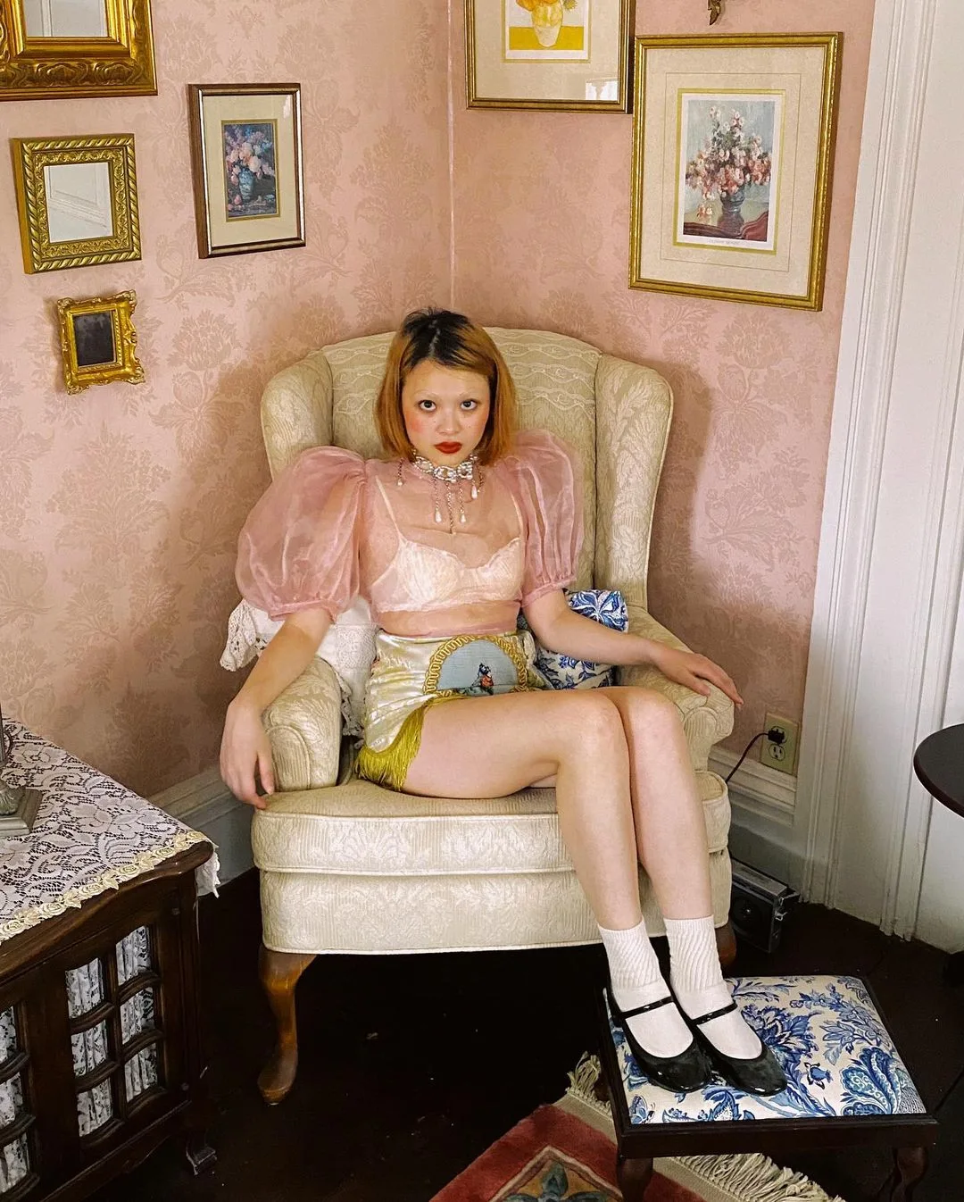 Outfit lolitacore với giày mary janes đen