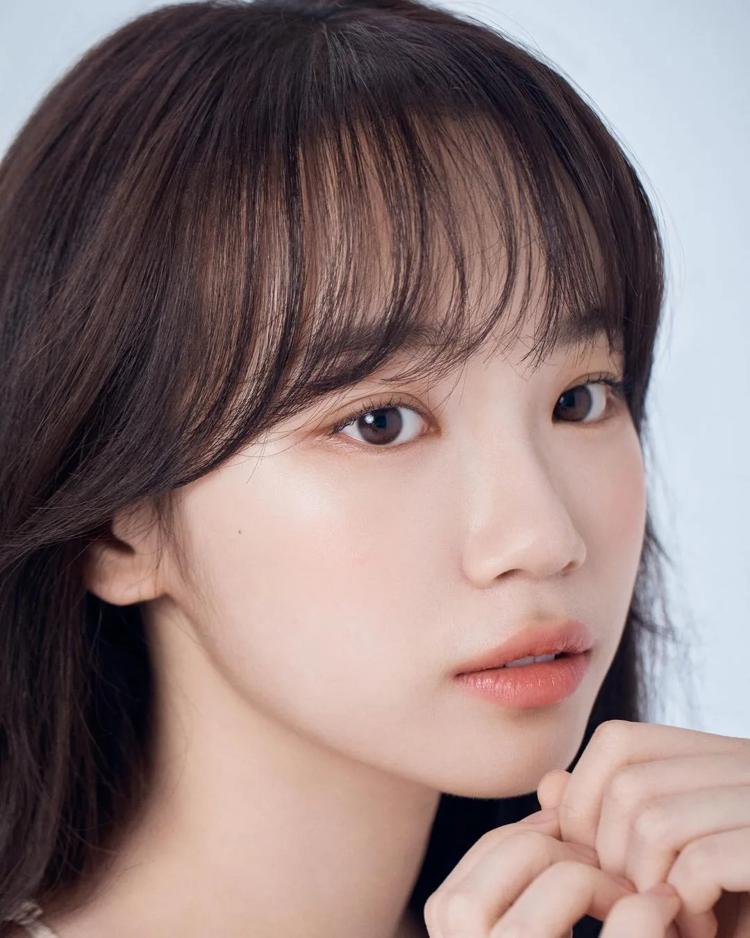 lắng nghe làn da trước khi xây dựng routine phụ nữ châu Á da trắng, tóc mái thưa-skincare routine