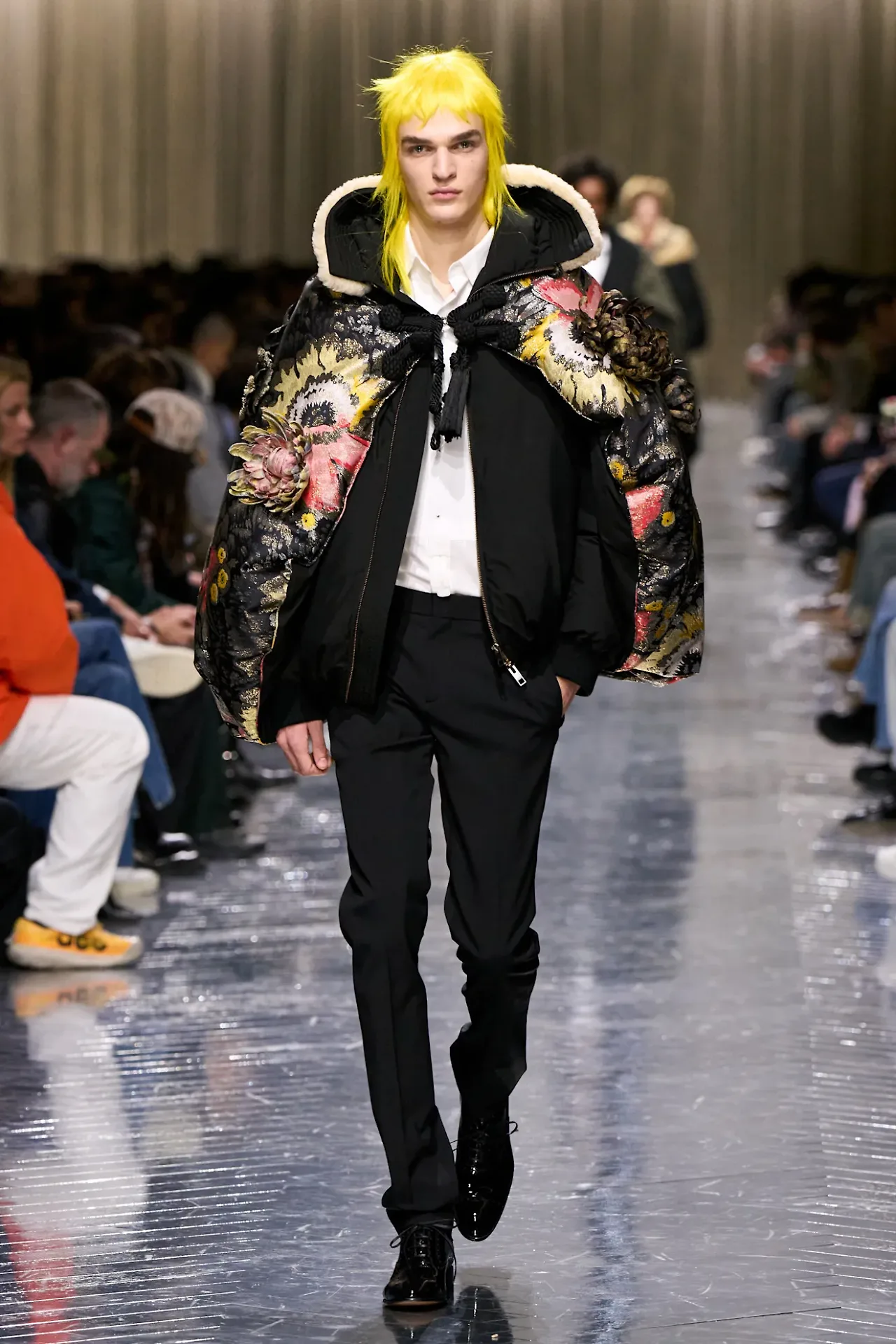 Chiếc áo khoác Puffer Cape thêu hoa 3D từ bộ sưu tập Dior Men Thu 2026.