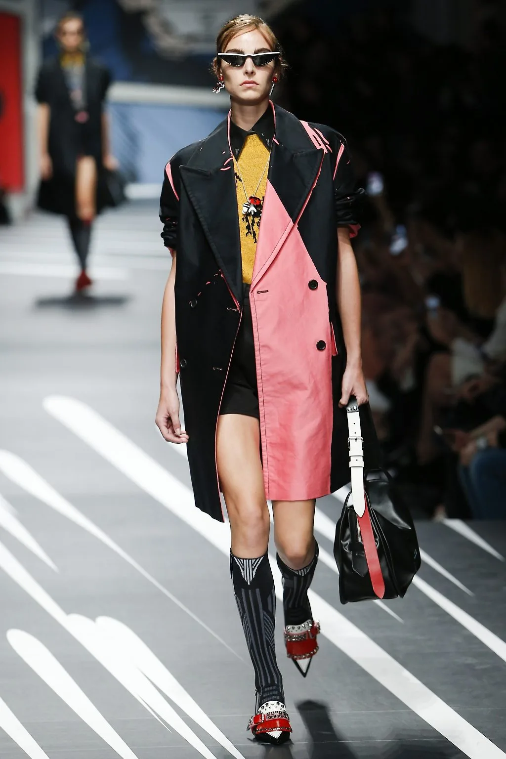 Prada Ready-to-wear Xuân 2018: Tính nữ được suy tôn bởi sự mạnh mẽ và náo nhiệt Prada Ready-to-wear Xuân 2018: Tính nữ được suy tôn bởi sự mạnh mẽ và náo nhiệt
