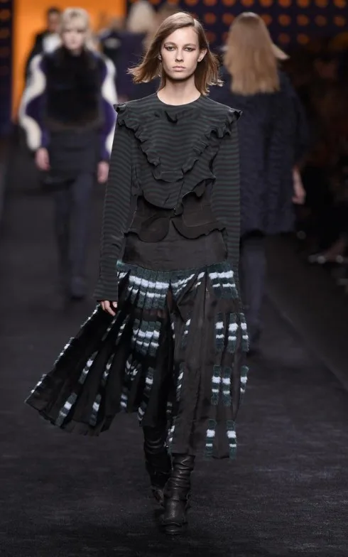 Xu hướng ruffles chủ đạo trong BST Thu-Đông của Fendi cũng được Versace ưu ái.