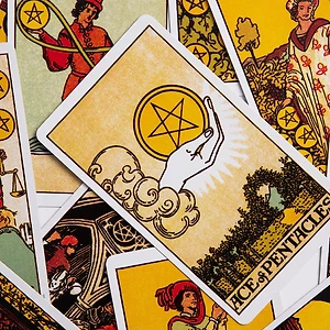 Những kênh tarot online giúp chữa lành tổn thương và phát triển bản thân