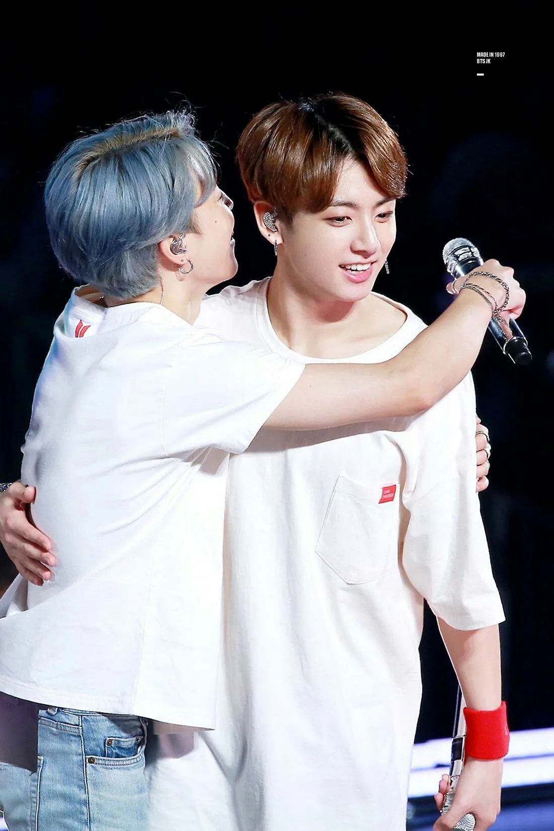jungkook và min áo trắng
