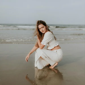 cô gái ngồi giữa biển