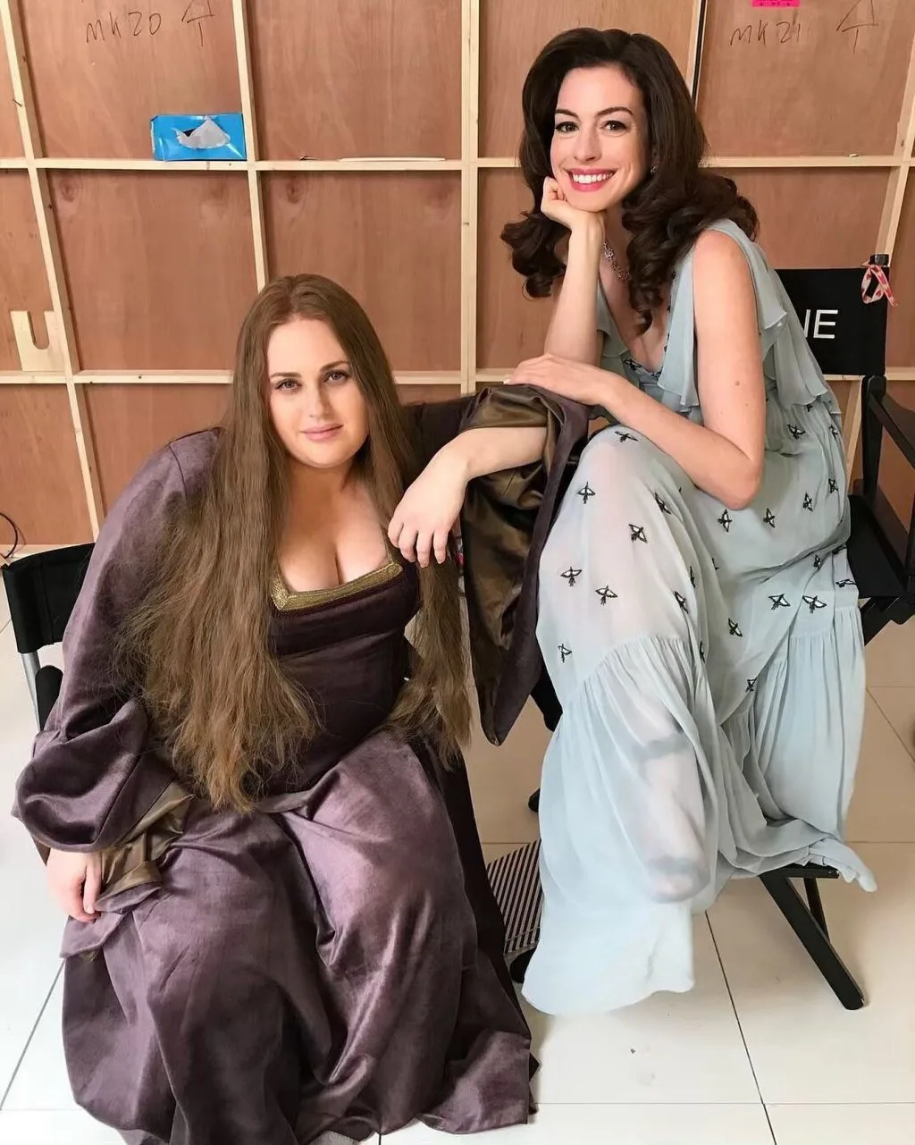 Rebel Wilson và Anne Hathaway trong phim trường Quý cơ lừa đảo. Anne Hathaway diện đầm hoa nữ tính