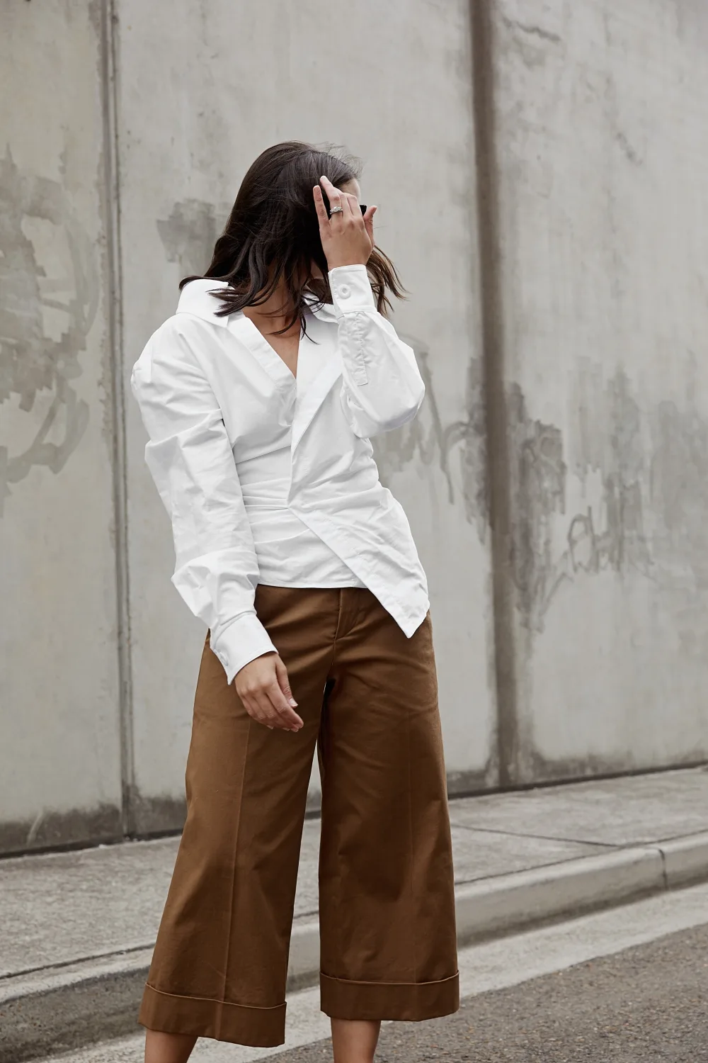 thời trang tuổi 30 áo sơ mi trắng đắp chéo quần linen màu nâu