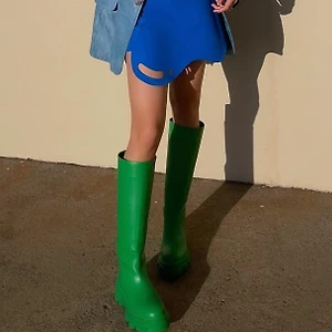 xu hướng boots cao su màu sắc