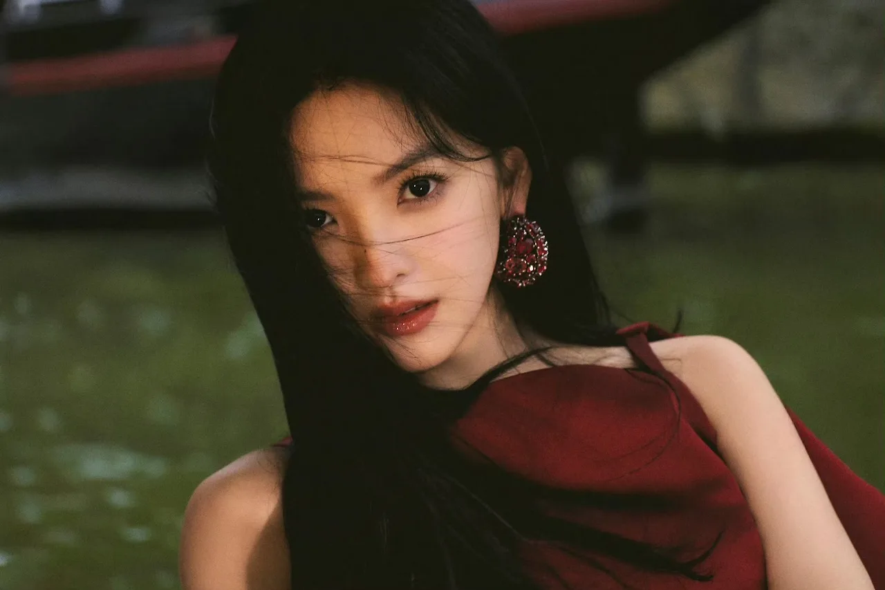 Chương Nhược Nam diện váy đỏ, để tóc đen suôn thẳng, trang điểm nhẹ với hàng mi cong và môi đỏ nổi bật tại Paris Fashion Week.
