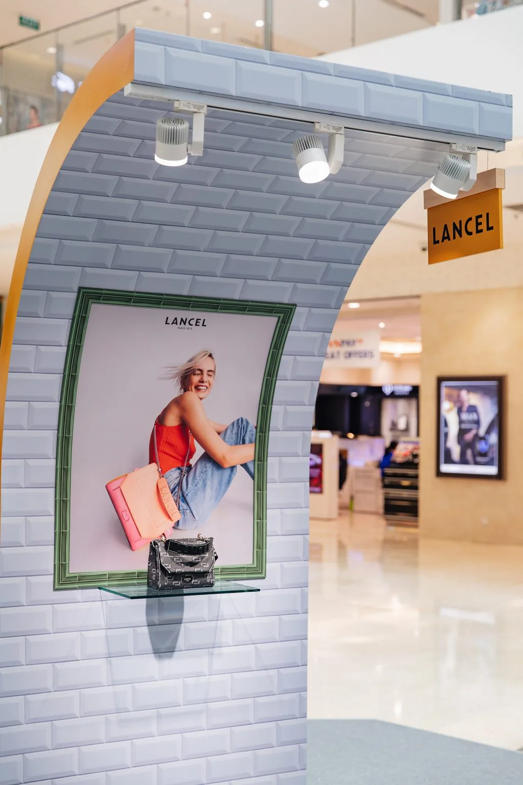 trưng bày túi xách trong pop-up store Lancel